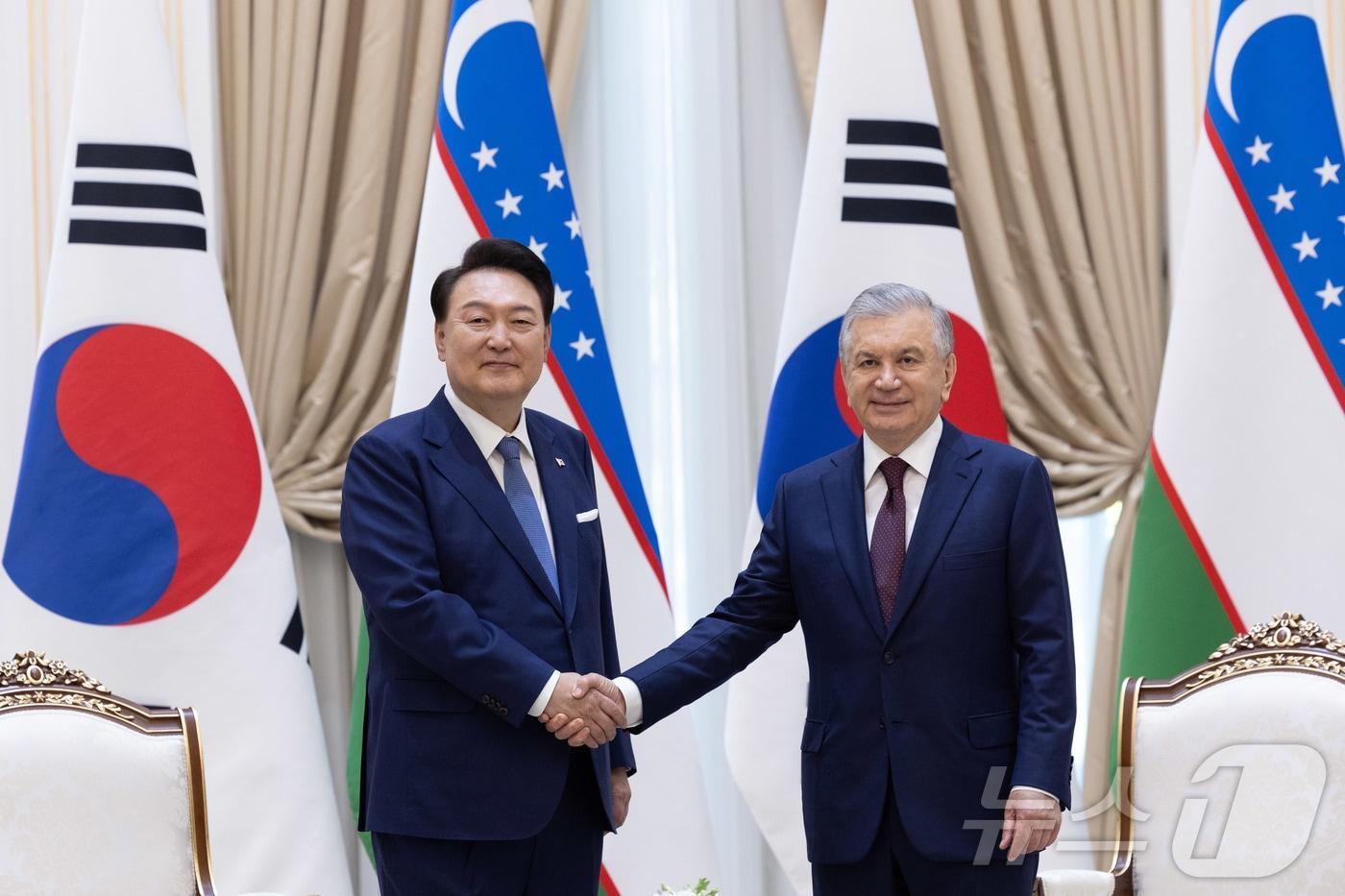 본문 이미지 - 윤석열 대통령이 14일 오전(현지시간) 우즈베키스탄 타슈켄트 대통령궁에서 샤브카트 미르지요예프 우즈베키스탄 대통령과 소인수 정상회담을 하며 악수하고 있다. (대통령실 홈페이지) 2024.6.15/뉴스1 ⓒ News1 송원영 기자