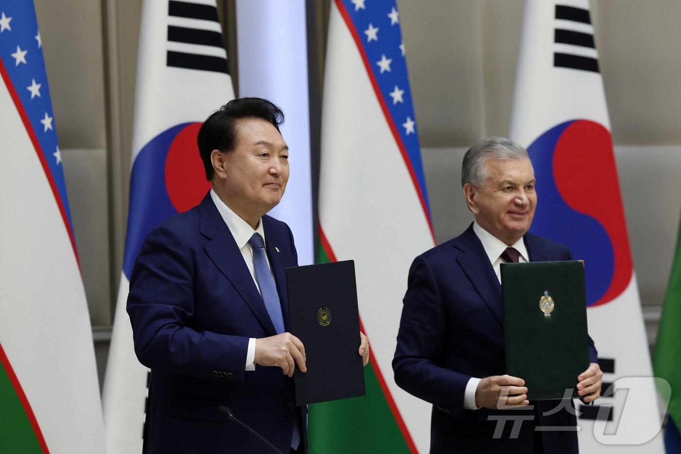 윤석열 대통령과 샤브카트 미르지요예프 우즈베키스탄 대통령이 14일(현지시간) 타슈켄트 대통령궁에서 한·우즈베키스탄 공동성명에 서명 뒤 기념촬영을 하고 있다. (대통령실 홈페이지) 2024.6.15/뉴스1 ⓒ News1 송원영 기자