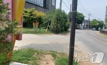 본문 이미지 - 행주산성 진입로 인근 2차선 도로 옆 관광버스 통행로로 사용된 불법 출입구 (행주산성지역발전위원회 제공)