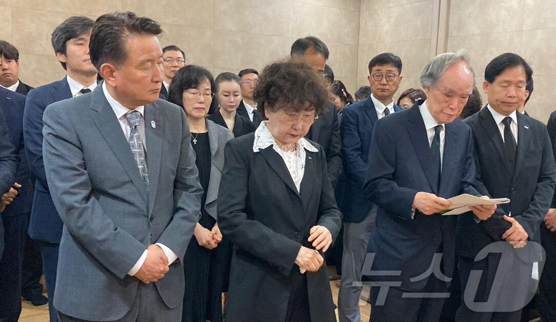 본문 이미지 - 김영환 충북지사가 15일 故 정문술 전 카이스트 이사장의 빈소를 찾아 고인의 죽음을 애도하고 있다. &#40;충북도 제공&#41;