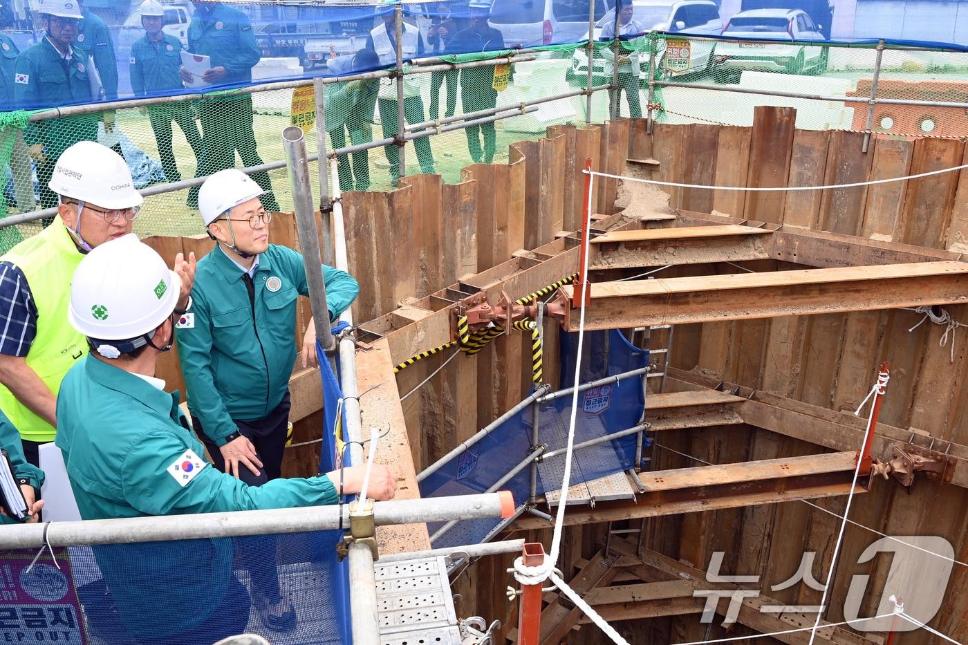 본문 이미지 - 이한경 행정안전부 재난안전관리본부장이 지난달 충남 천안시 봉명 자연재해위험개선지구 정비사업장을 방문해 재해 위험지역 안전관리 실태를 점검하고 있다. (행정안전부 제공)ⓒ News1 민경석 기자