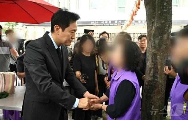 본문 이미지 - 오세훈 서울시장이 15일 오후 이전을 앞두고 있는 10‧29 참사 분향소를 찾아 유가족을 만나 위로하고 있다. (서울시 제공)