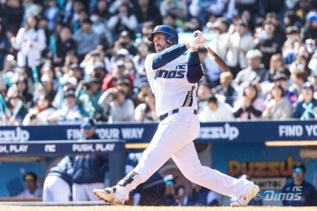 본문 이미지 - NC 다이노스의 맷 데이비슨이 연타석 홈런과 함께 끝내기 포로 팀의 승리를 이끌었다. (NC 제공)