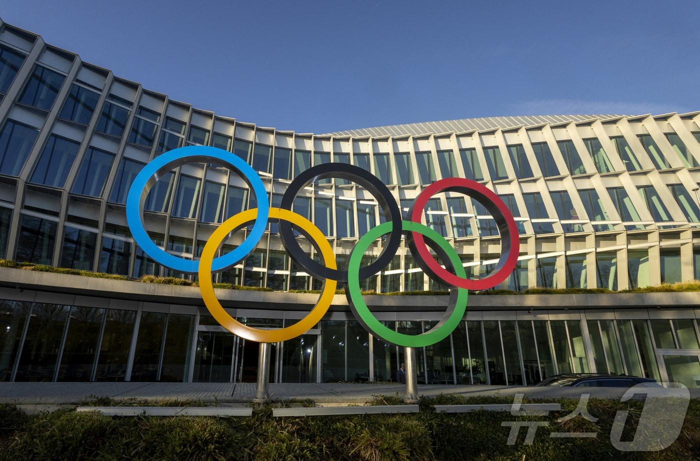 본문 이미지 - 국제올림픽위원회(IOC) 본부에 세워진 올림픽 링. ⓒ 로이터=뉴스1