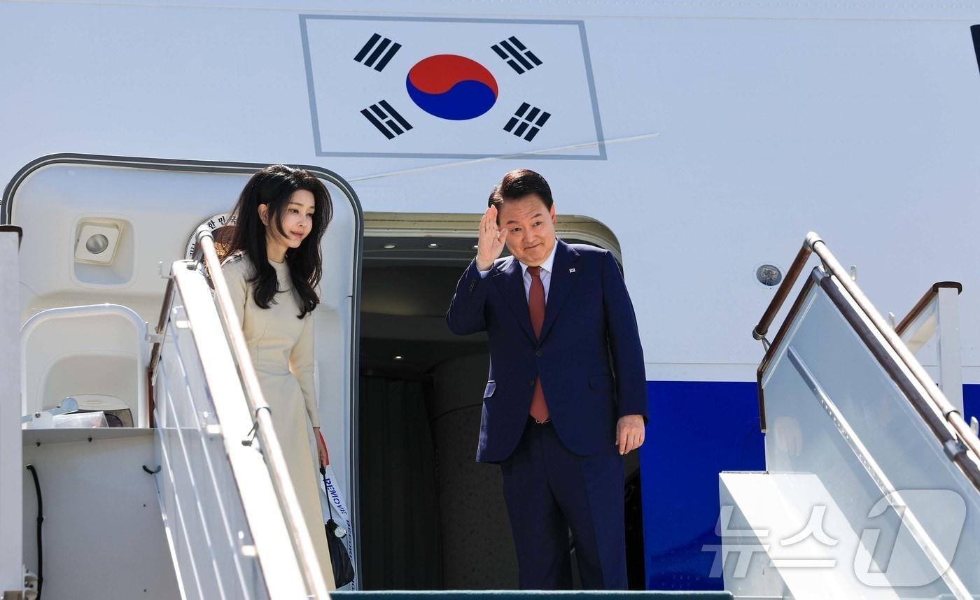 본문 이미지 - 윤석열 대통령과 김건희 여사가 지난 15일 오전(현지시간) 우즈베키스탄 타슈켄트 공항에서 유네스코 세계 문화유산인 고도시 사마르칸트로 향하며 전용기인 공군 1호기에 올라 인사하고 있다. (대통령실 제공)/뉴스1 ⓒ News1 송원영 기자