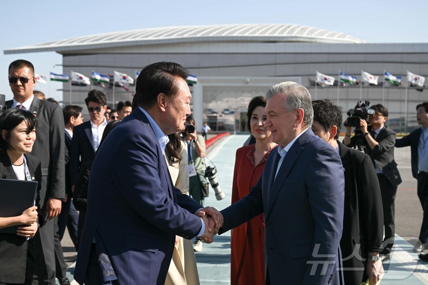본문 이미지 - 중앙아시아 3개국 순방을 마친 윤석열 대통령이 지난 15일(현지시간) 유네스코 세계 문화유산인 고도시 사마르칸트 공항에서 귀국하기 전 샤브카트 미르지요예프 우즈베키스탄 대통령과 작별인사를 하고 있다. (대통령실 홈페이지)ⓒ News1 송원영 기자