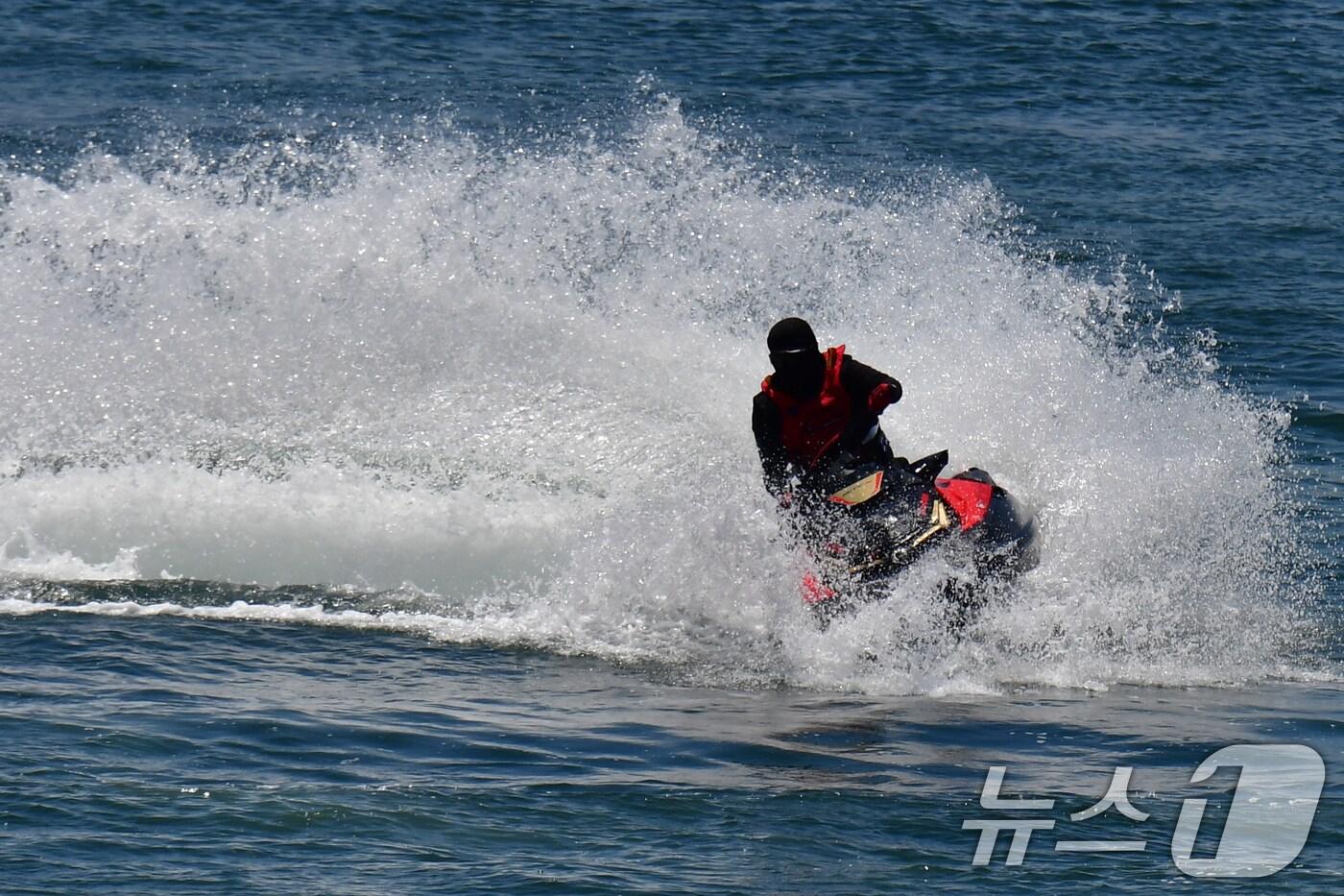 본문 이미지 - 16일 경북 포항시 북구 영일대해수욕장에서 수상오토바이가 물보라를 일으키며 달리고 있다. 2024.6.16/뉴스1 ⓒ News1 최창호 기자