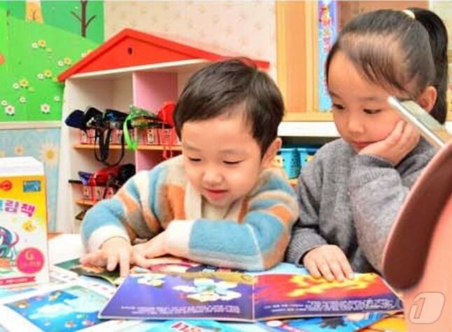 본문 이미지 - 대외선전용 월간지 '금수강산' 6월호는 최근 "교육도서출판사 아동지능교육도서연구소에서 어린이들의 호기심을 만족시키며 학습에 도움을 줄 수 있는 새로운 형식의 '어린이 지능교육용 음성도서'를 개발했다"라고 보도했다.(금수강산 갈무리)