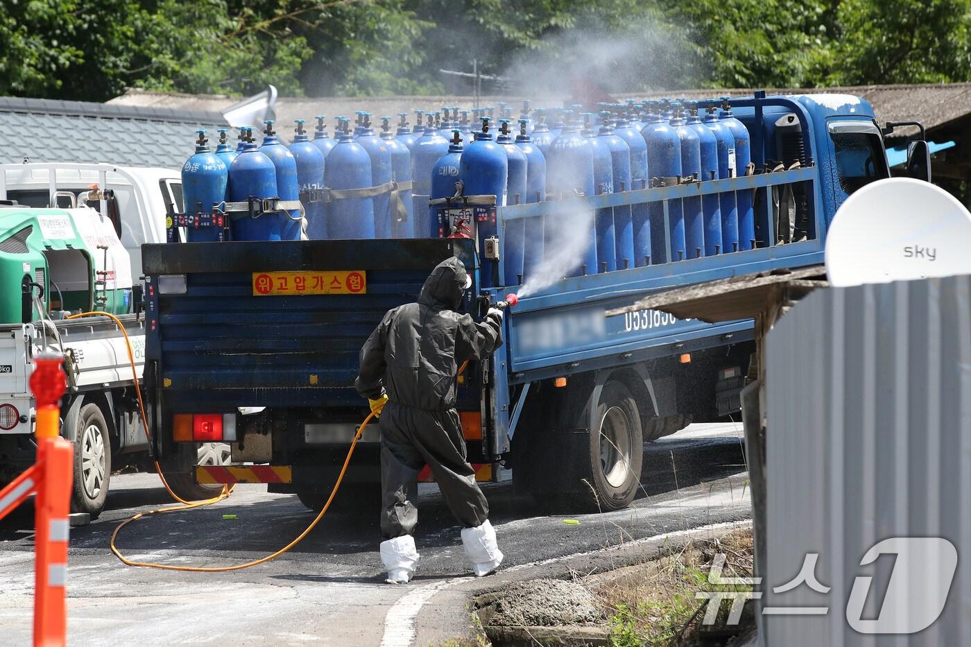가축위생방역지원본부 관계자들이 트럭을 소독하고 있다. 2024.6.16/뉴스1 ⓒ News1 공정식 기자