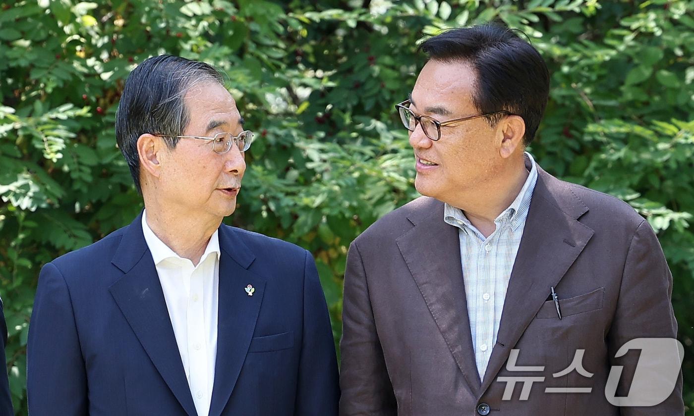 한덕수 국무총리(왼쪽)가 16일 서울 종로구 삼청동 국무총리공관에서 열린 제18차 고위당정협의회에서 정진석 대통령실 비서실장과 대화하고 있다. 2024.6.16/뉴스1 ⓒ News1 김성진 기자