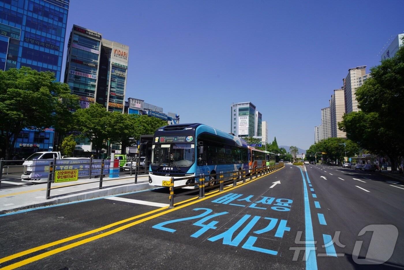 경남 창원시 원이대로 S-BRT(고급 간선급행버스체계) 정류장에 시내버스가 정차하고 있다.(창원시 제공)