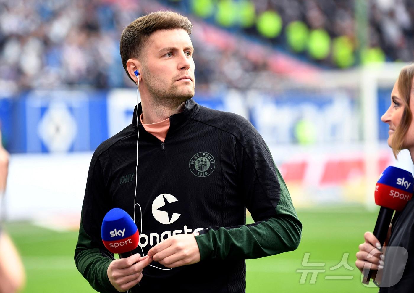 본문 이미지 - 파비안 휘르첼러 감독. ⓒ 로이터=뉴스1