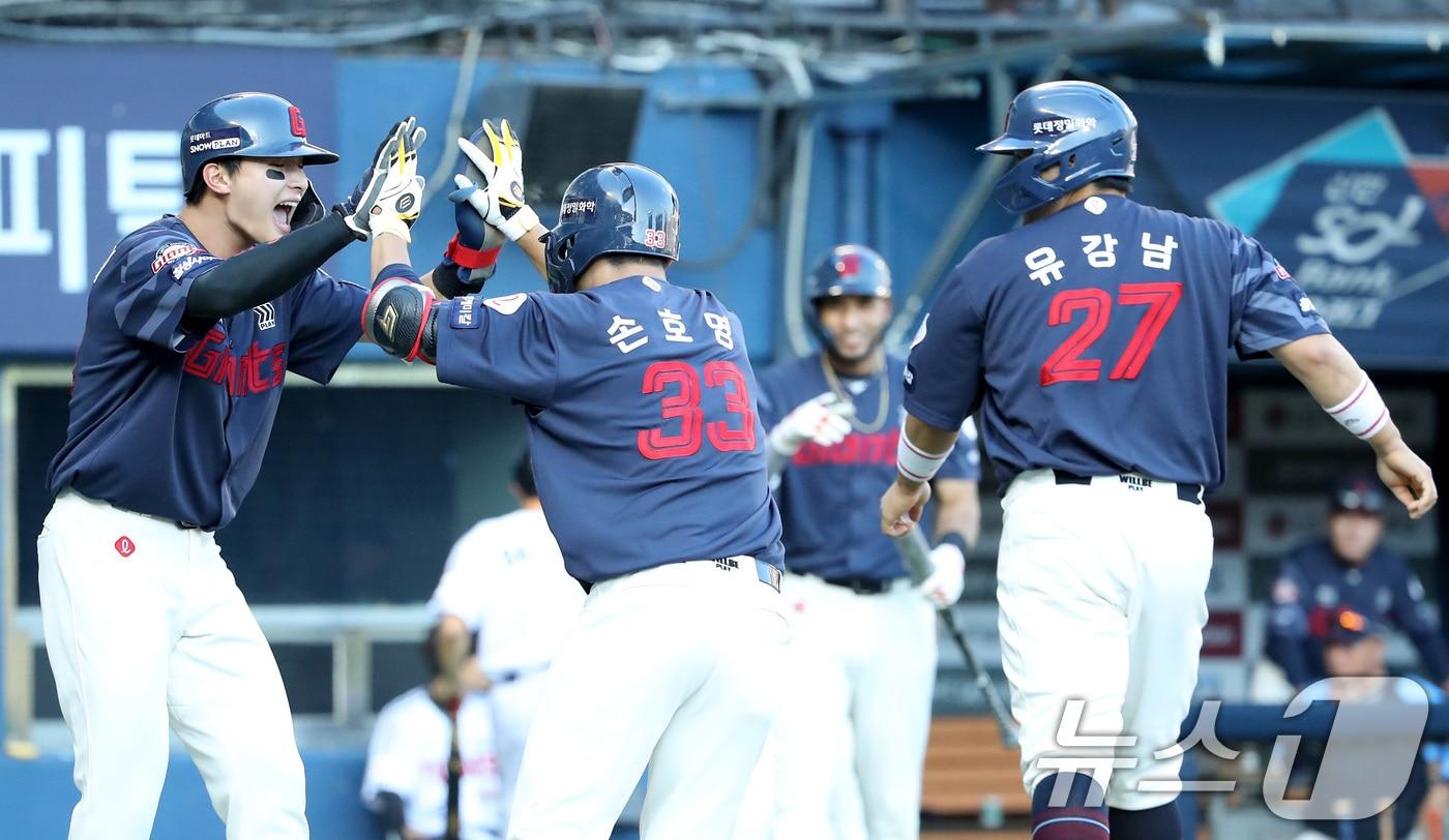 본문 이미지 - 16일 오후 서울 송파구 잠실야구장에서 열린 프로야구 '2024 신한 SOL 뱅크 KBO리그' LG 트윈스와 롯데 자이언츠의 경기 5회초 2사 1,2루 상황 롯데 손호영이 LG 김대현을 상대로 3점 홈런을 치고 윤동희와 하이파이브를 나누고 있다. 2024.6.16/뉴스1 ⓒ News1 임세영 기자