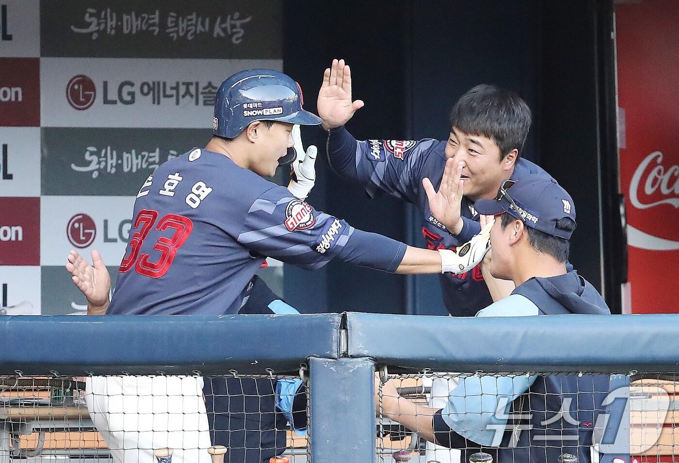 본문 이미지 - 16일 오후 서울 송파구 잠실야구장에서 열린 프로야구 '2024 신한 SOL 뱅크 KBO리그' LG 트윈스와 롯데 자이언츠의 경기 5회초 2사 1,2루 상황 롯데 손호영이 LG 김대현을 상대로 3점 홈런을 치고 더그아웃에서 동료들과 하이파이브를 나누고 있다. 2024.6.16/뉴스1 ⓒ News1 임세영 기자