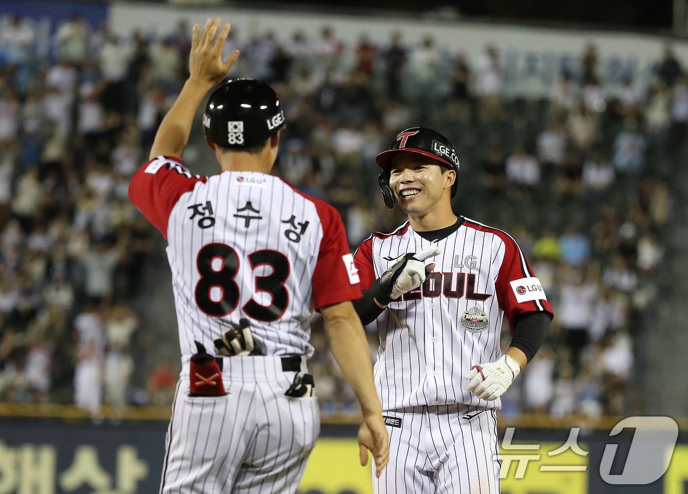 본문 이미지 - 16일 오후 서울 송파구 잠실야구장에서 열린 프로야구 '2024 신한 SOL 뱅크 KBO리그' LG 트윈스와 롯데 자이언츠의 경기 9회말 2사 3루 상황 LG 문성주가 롯데 김원중을 상대로 동점 적시타를 치고 환호하고 있다. 2024.6.16/뉴스1 ⓒ News1 임세영 기자