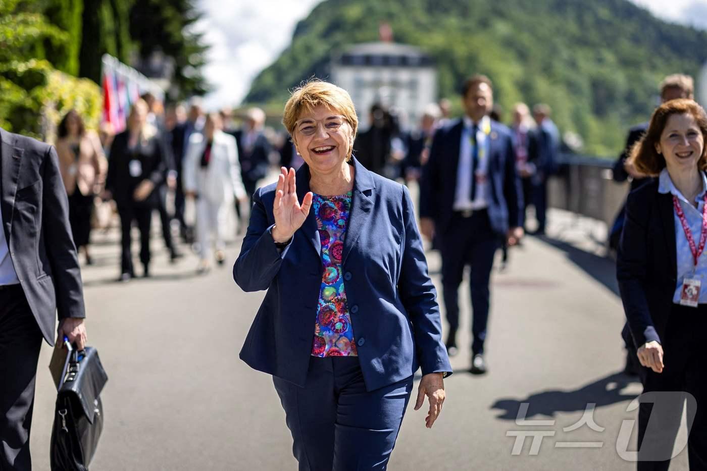 비올라 암헤르트 스위스연방 대통령이 16일 우크라이나 평화를 위한 정성회의가 열리는 루체른 인근 부르겐스톡 리조트에 들어서며 손을 흔들고 있다. 2024.06.16 ⓒ AFP=뉴스1 ⓒ News1 김성식기자