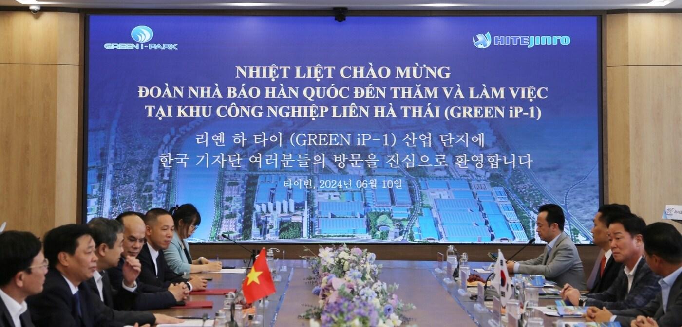 하이트진로, 타이빈 성, 공단 관계자들이 참석한 가운데 하이트진로 베트남 공장 건립 설명회를 진행했다.(하이트진로 제공)