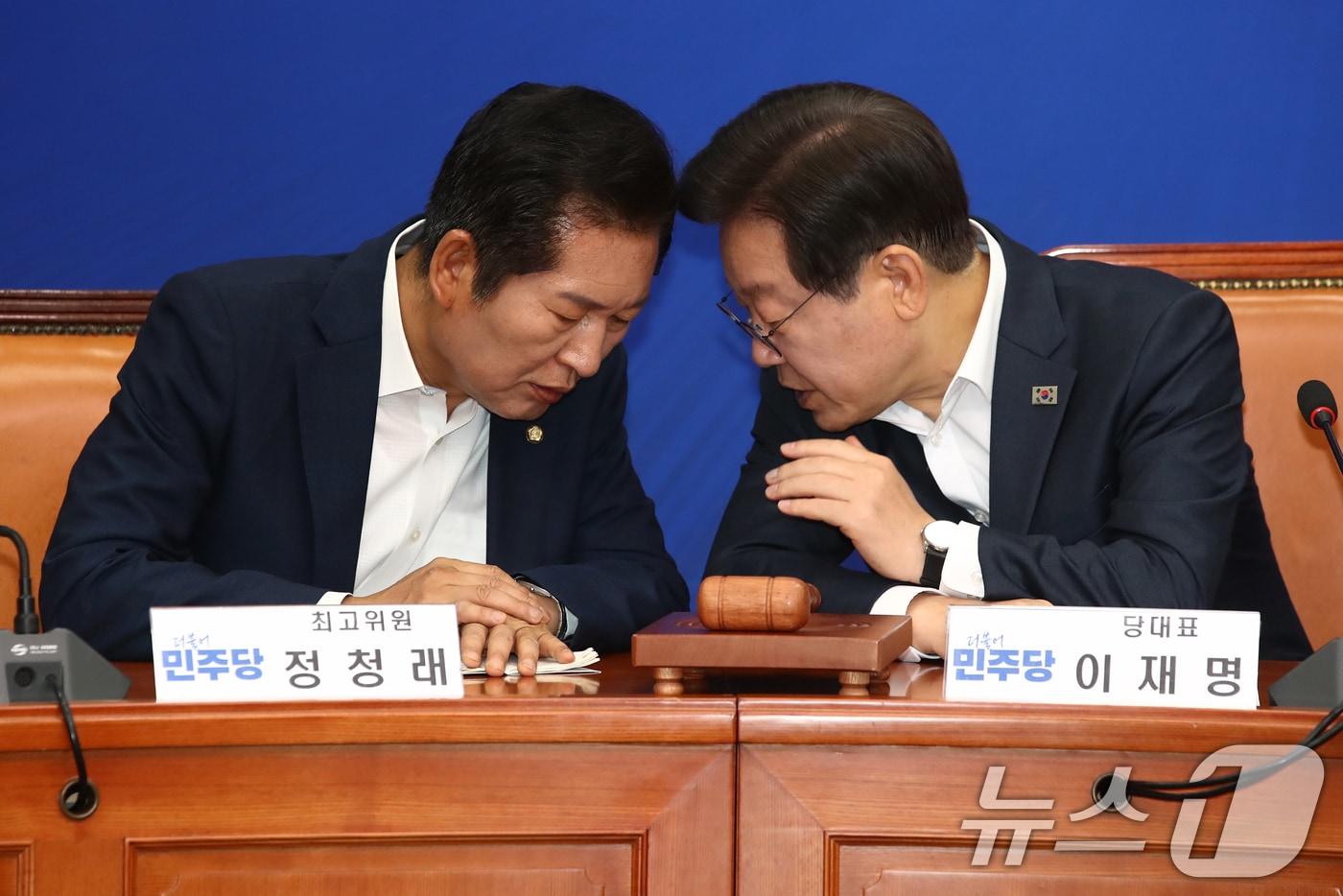 본문 이미지 - 이재명 더불어민주당 대표와 정청래 최고위원이 17일 오전 서울 여의도 국회에서 열린 최고위원회의에서 귀엣말을 하고 있다. 2024.6.17/뉴스1 ⓒ News1 이광호 기자
