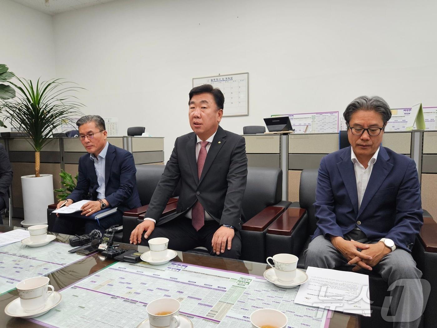 본문 이미지 - 이범석 시장이 외국인 카지노 입점 불승인 결정에 대해 말하고 있다.2024.6.17/뉴스1 이재규 기자 