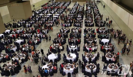 본문 이미지 - 2016년 벡스코 중국 웨이나 포상관광단 행사 현장(부산시청 제공)