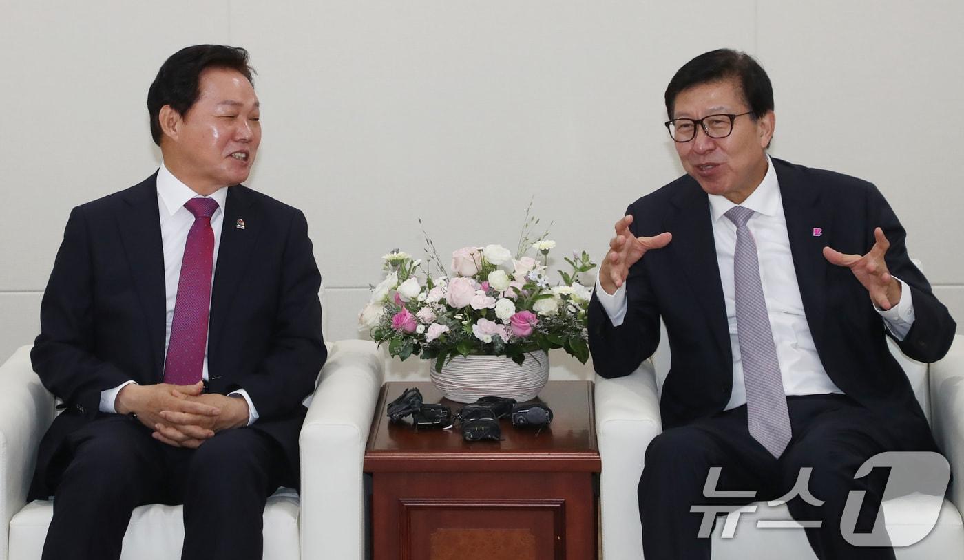 본문 이미지 - 박형준 부산시장과 박완수 경남도지사가 지난 6월17일 오전 부산시청 접견실에서 회동하고 있다.  2024.6.17/뉴스1 ⓒ News1 윤일지 기자