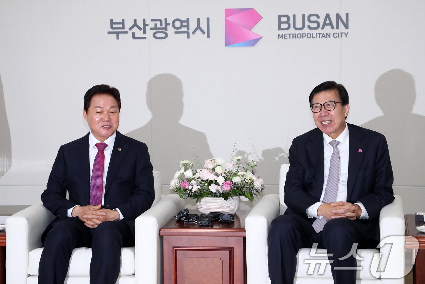 본문 이미지 - 박형준 부산시장과 박완수 경남도지사가 지난 2024년 6월 17일 부산·경남 행정통합 논의를 위해 부산시청 접견실에서 회동하고 있다.  2024.6.17/뉴스1 ⓒ News1 윤일지 기자