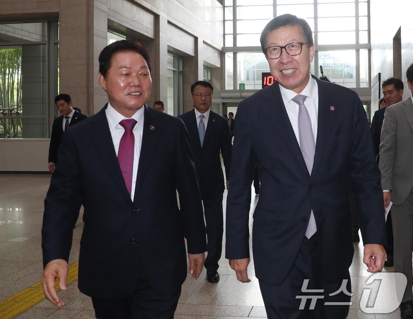 본문 이미지 - 박형준 부산시장과 박완수 경남도지사가 2024년 6월 17일 오전 부산시청에서 회동하기 위해 접견실로 이동하고 있다. /뉴스1 ⓒ News1 윤일지 기자