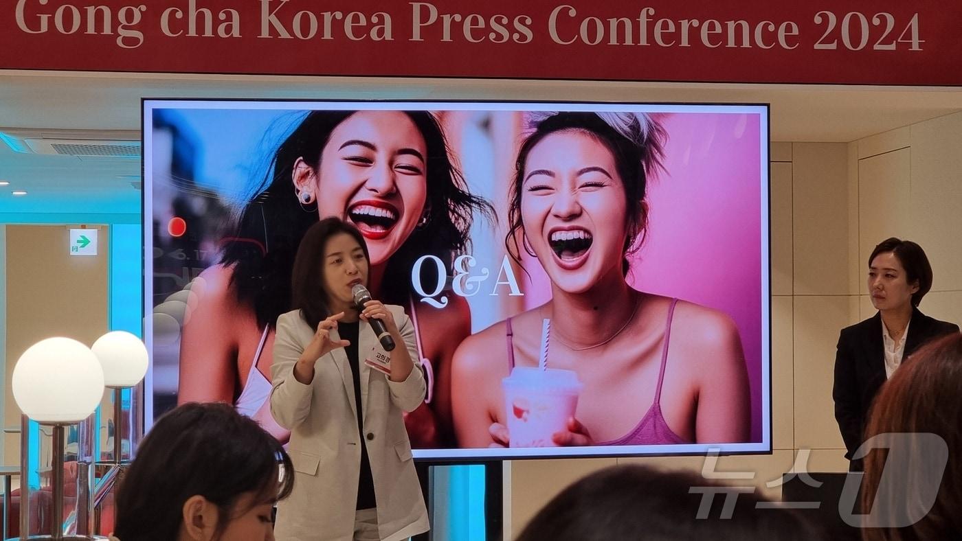 본문 이미지 - 고희경 공차코리아 대표가 17일 강남 본점 오픈 기념 기자간담회에서 질의응답에 답하고 있다.