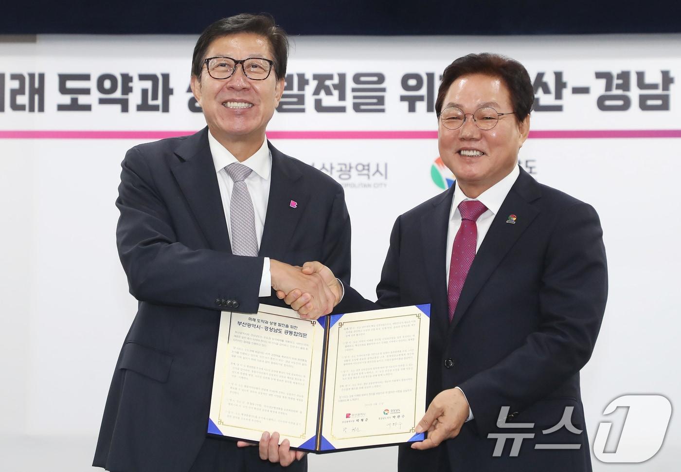 박형준 부산시장과 박완수 경남도지사가 17일 오전 부산시청 영상회의실에서 미래 도약과 상생 발전을 위한 '부산·경남 공동합의문'에 서명한 뒤 기념촬영을 하고 있다. 2024.6.17/뉴스1 ⓒ News1 윤일지 기자