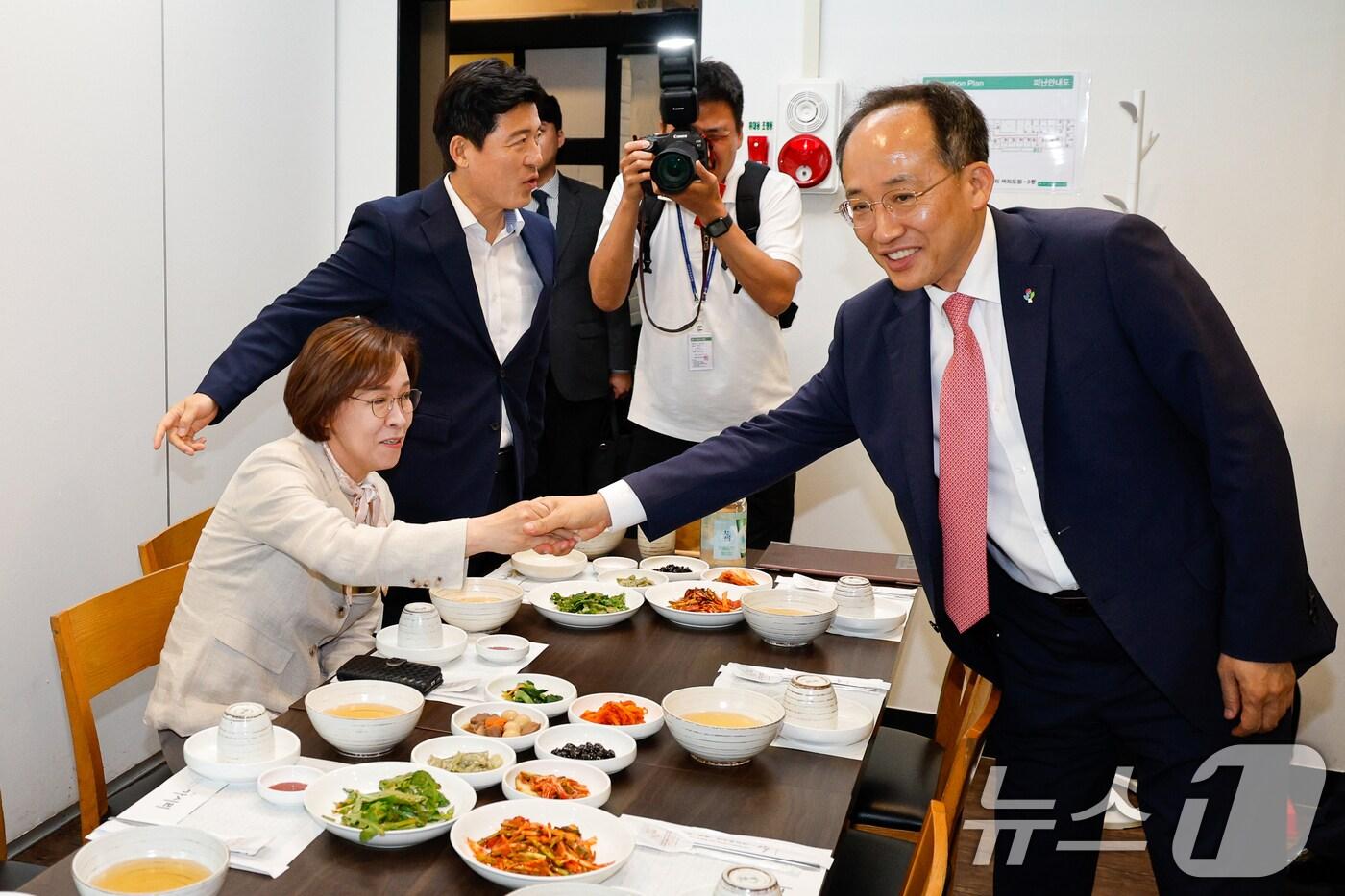 윤석열 대통령이 8일 석방돼 한남동 관저로 복귀하자 대구를 지역구로 둔 국민의힘 일부 국회의원들이 환영 입장을 밝혔다. 사진은 지난해 6월 추경호 국민의힘 당시 원내대표가 서울 여의도 한 식당에서 이인선 의원과 악수하고 있는 모습. (사진은 기사 내용과 무관함) 2024.6.17/뉴스1 ⓒ News1 안은나 기자