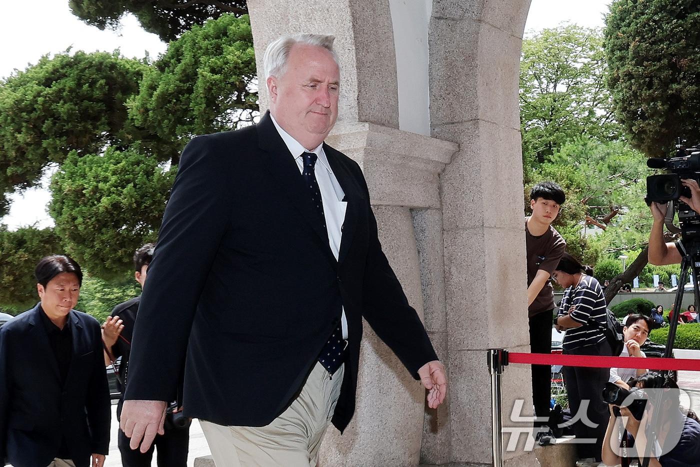 본문 이미지 - 인요한 국민의힘 의료개혁특위 위원장이 17일 오후 서울 종로구 서울대병원을 찾아 김영태 병원장 면담을 위해 면담장으로 향하고 있다. 2024.6.17/뉴스1 ⓒ News1 박지혜 기자