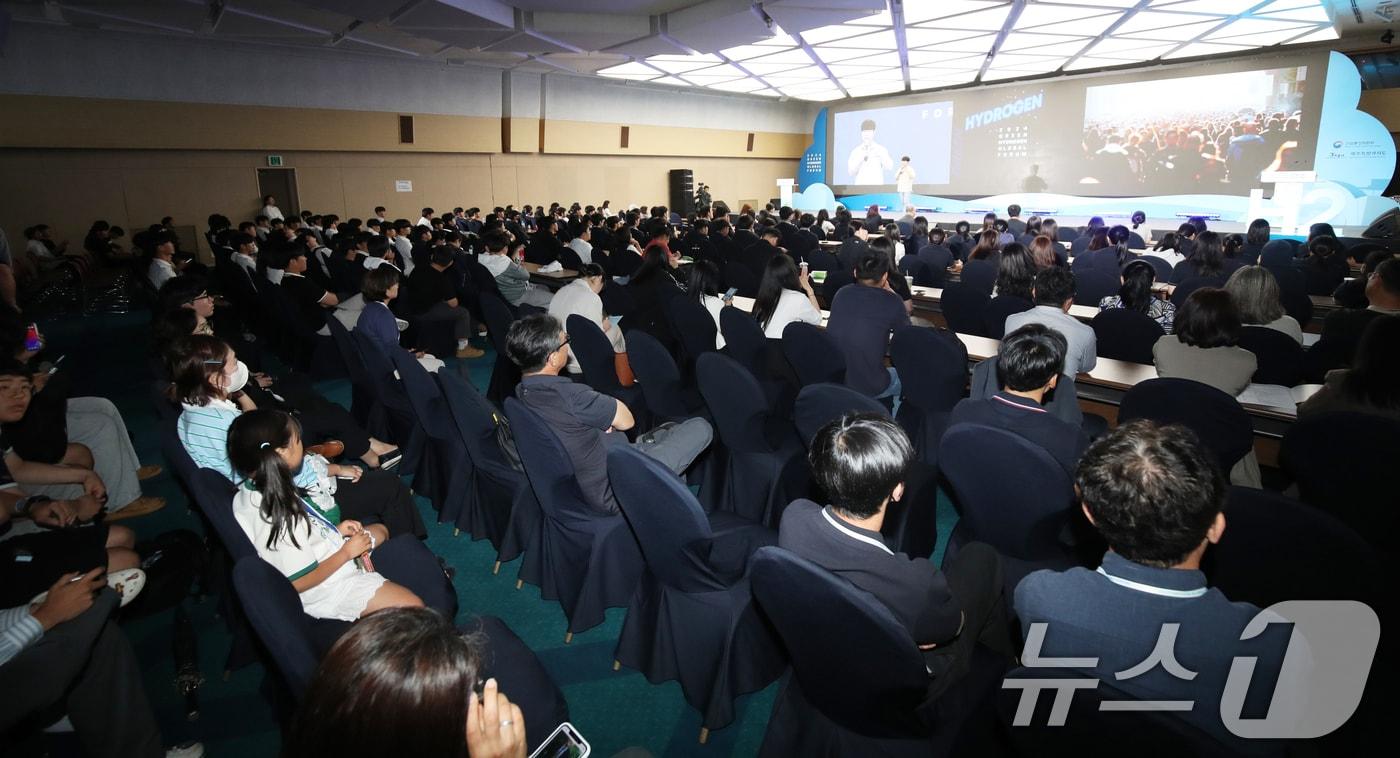 과학유튜버 궤도가 17일 제주국제컨벤션센터에서 열린 2024 그린수소 글로벌 포럼에서 고등학생과 대학생 등 300명을 대상으로 '미래의 꿈, 그린수소의 비밀을 풀어가는 시간'을 주제로 강연하고 있다. 2024.6.17/뉴스1 ⓒ News1 오현지 기자