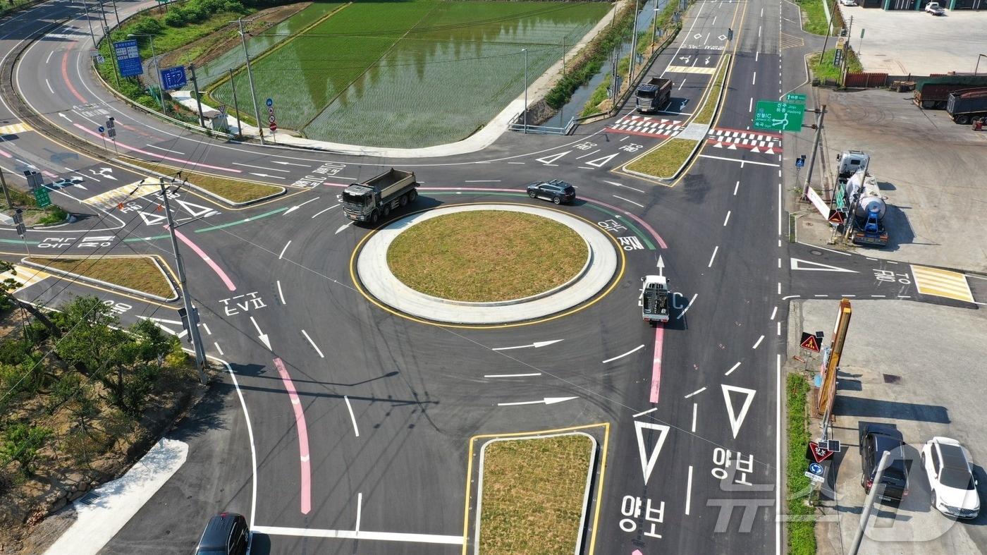 본문 이미지 - 시는 최근 진월IC와 내망마을 앞 회전교차로 설치사업을 준공했다(광양시 제공)2024.6.17/ 