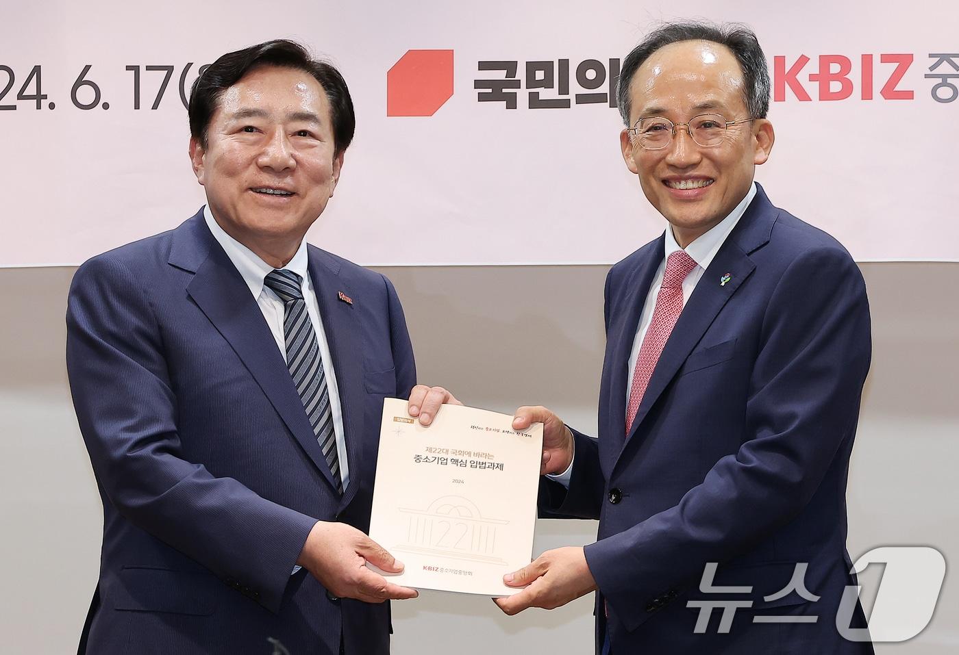 본문 이미지 - 추경호 국민의힘 원내대표가 17일 오후 서울 영등포구 여의도 중소기업중앙회에서 열린 정책간담회에 참석해 김기문 중소기업중앙회 회장(왼쪽)과 기념 촬영을 하고 있다. 2024.6.17/뉴스1 ⓒ News1 김진환 기자