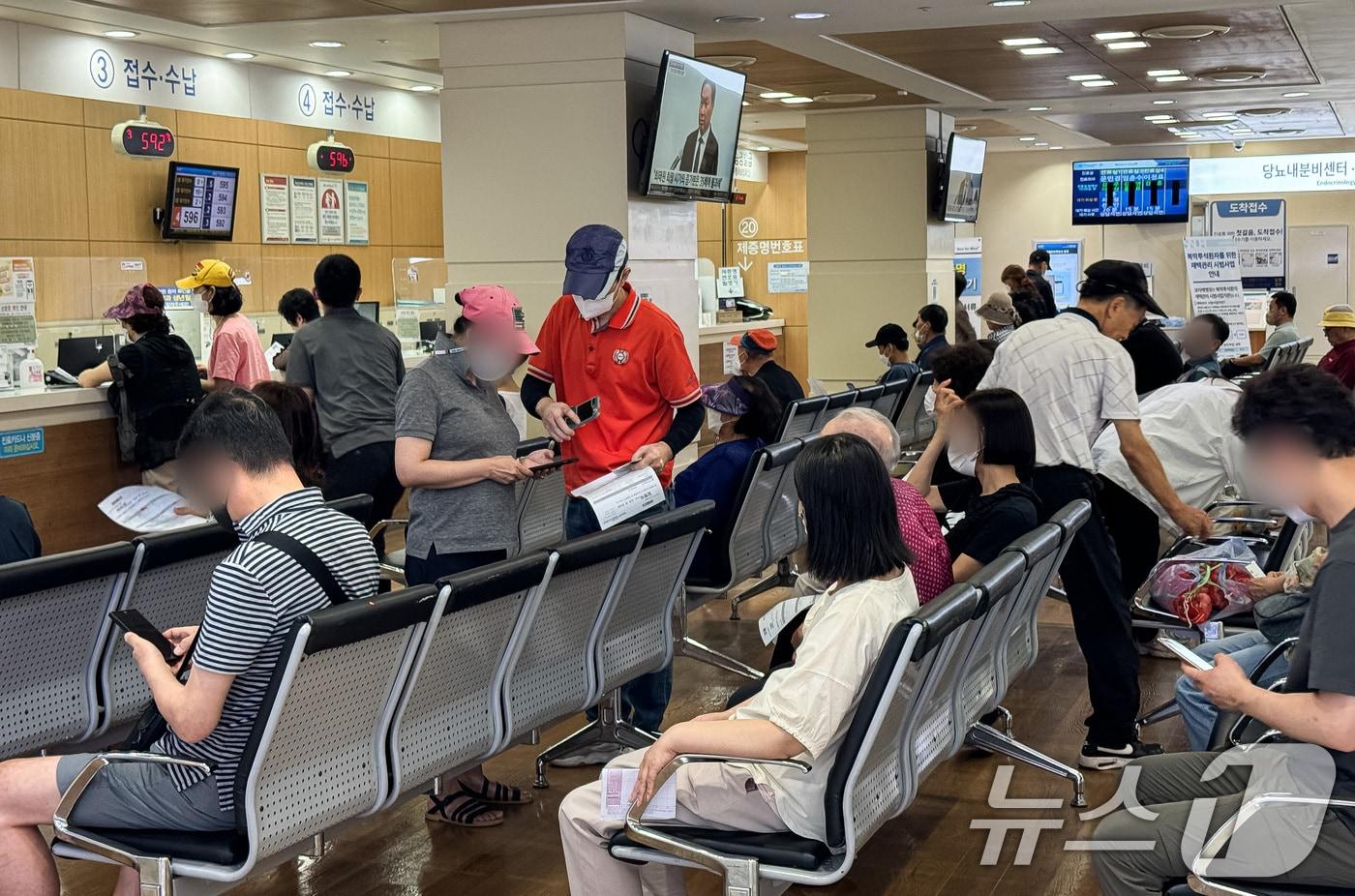 본문 이미지 - 17일 서울시내 한 종합병원에서 환자와 보호자들이 접수 및 수납을 기다리고 있다. 17일 의료계에 따르면 서울대 의대 산하 서울대병원·분당서울대병원·보라매병원·서울대병원강남센터 등 4개 병원 교수들은 이날부터 무기한 휴진에 돌입한다. 서울의대 비대위에 따르면 이날부터 22일까지 외래 휴진 또는 축소, 정규 수술·시술·검사 일정 연기에 나선 교수는 전체 967명 중 529명(54.7%)으로 조사됐다. 2024.6.17/뉴스1 ⓒ News1 유승관 기자