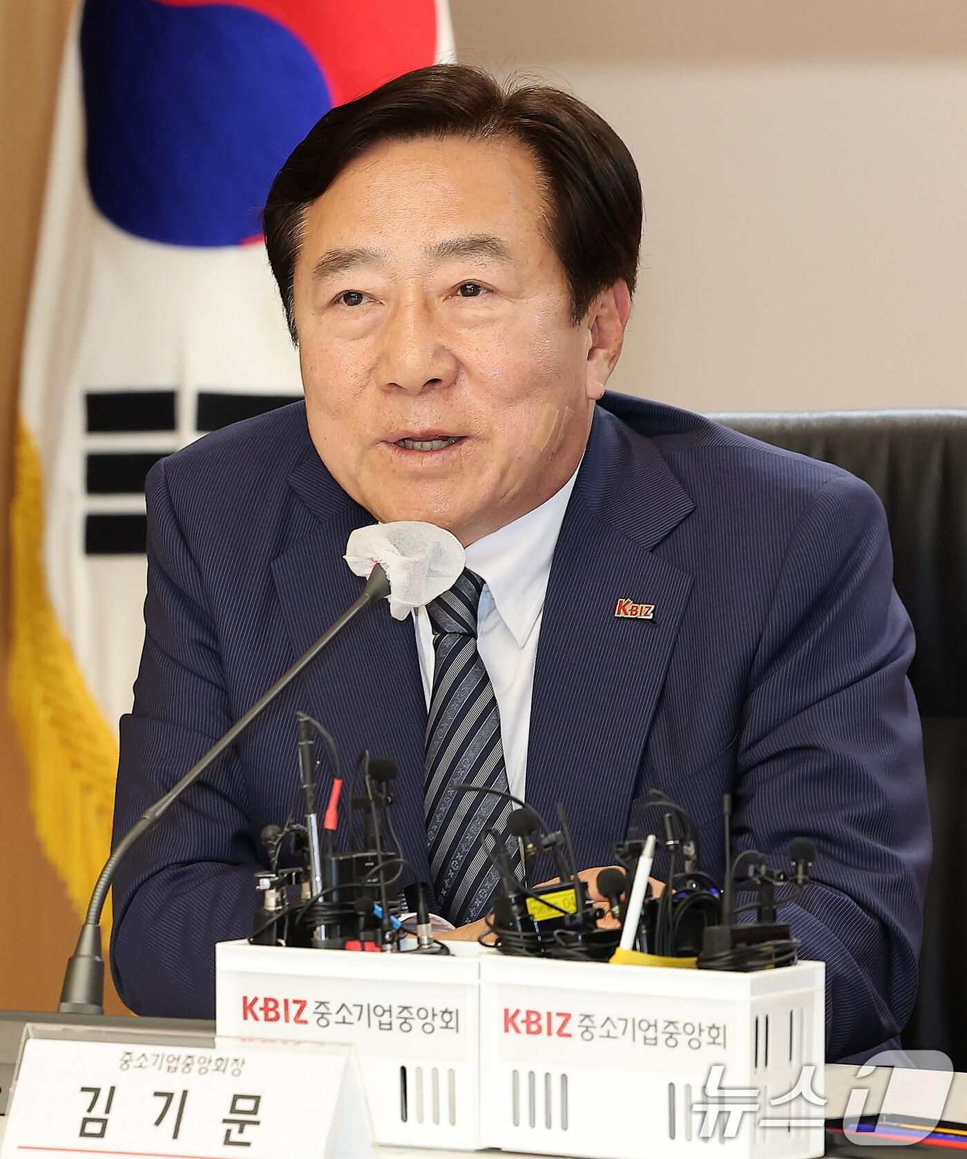 본문 이미지 - 김기문 중소기업중앙회 회장이 17일 오후 서울 영등포구 여의도 중소기업중앙회에서 열린 정책간담회에 참석해 인사말을 하고 있다. 2024.6.17/뉴스1 ⓒ News1 김진환 기자