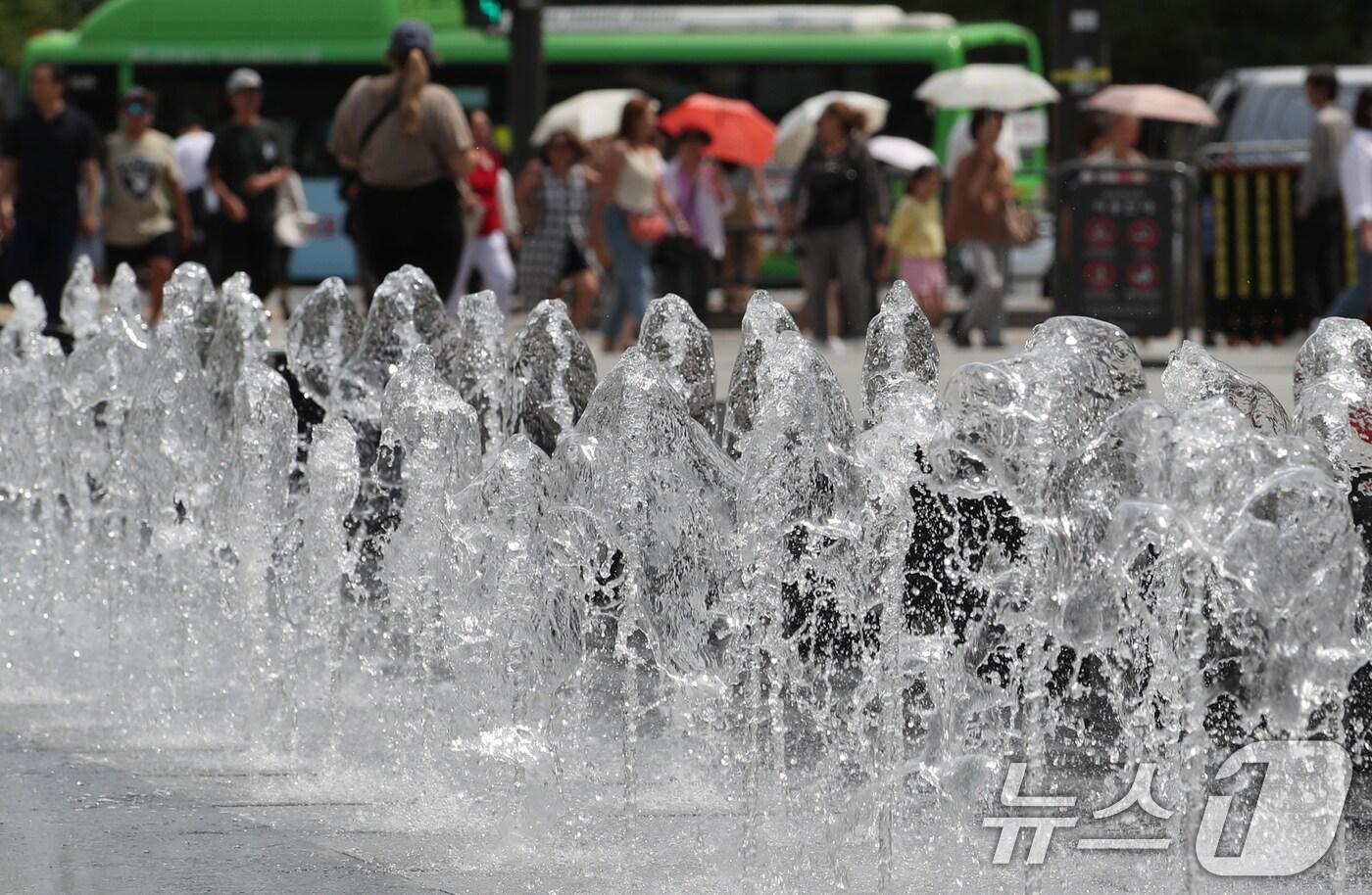 본문 이미지 - 서울의 낮 최고기온이 30도를 기록하는 등 불볕더위가 계속된 17일 오후 서울 종로구 광화문광장에서 시민과 관광객들이 양산으로 햇볕을 가린 채 걷고 있다. 기상청은 당분간 맑은 가운데 자외선 지수와 오존 농도가 매우 높게 치솟을 것으로 예상하며 자외선 차단과 한낮 야외활동 자제를 당부했다. 2024.6.17/뉴스1 ⓒ News1 오대일 기자