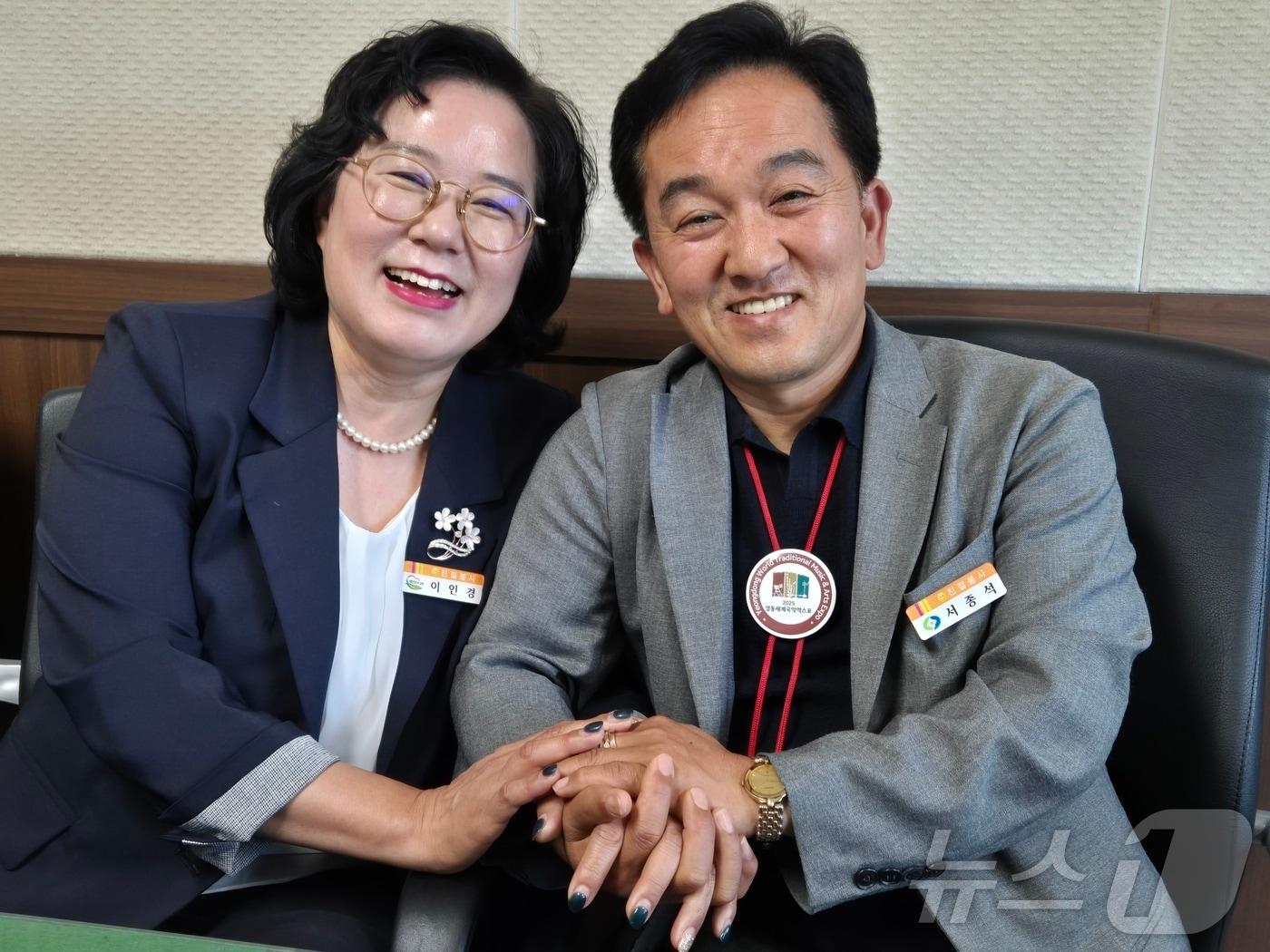 본문 이미지 - 이달 24일 명예 퇴임을 앞둔 부부 간부 공무원 서종석 행정관광복지국장과 이인경 추풍령면장. /뉴스1