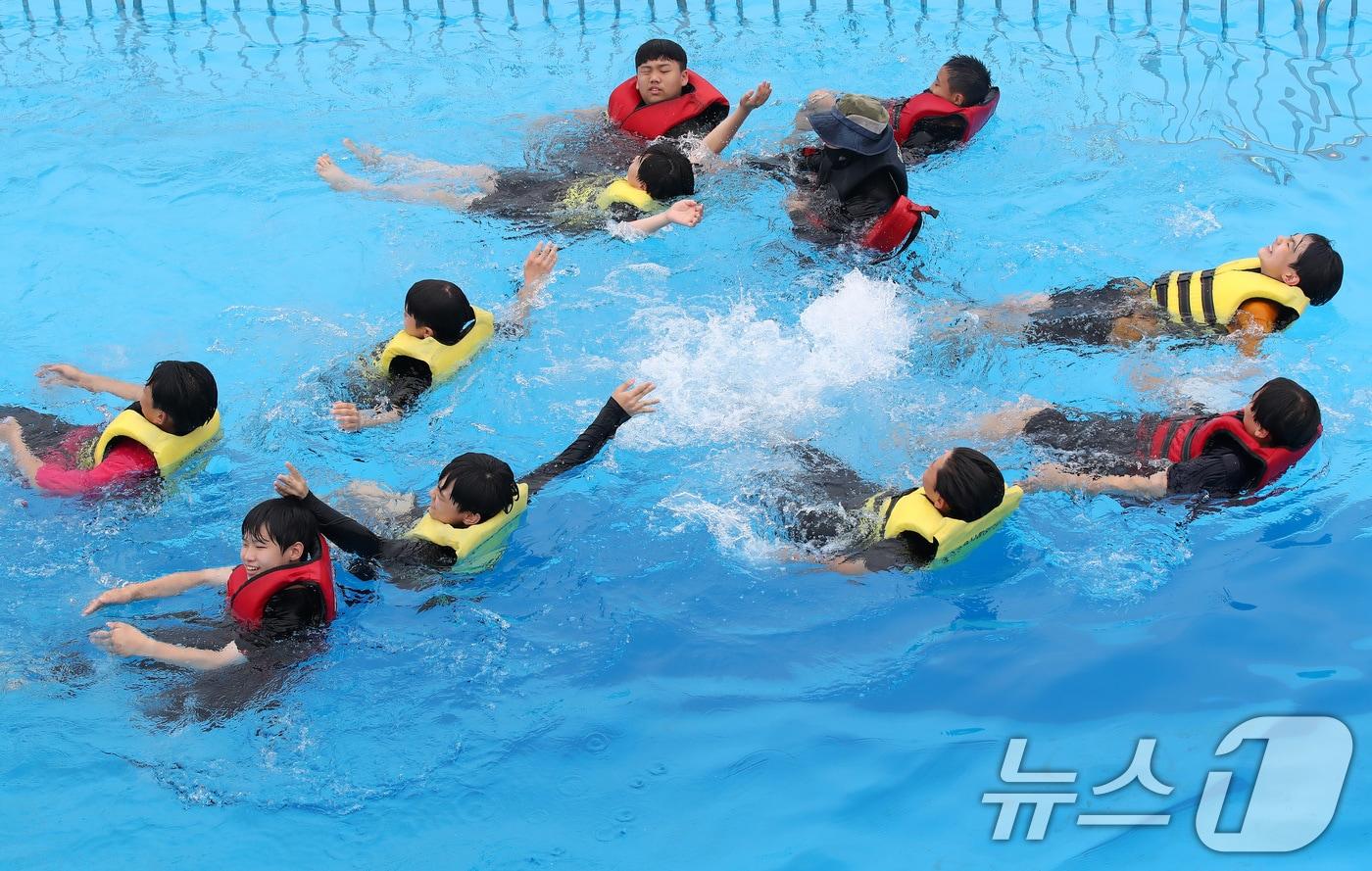 대구교육청은 10월까지 생존기능 체험 중심의 &#39;초등 생존수영 실기교육&#39;을 실시한다. 사진은 생존수영을 체험하는 학생들. 뉴스1 ⓒ News1 자료 사진