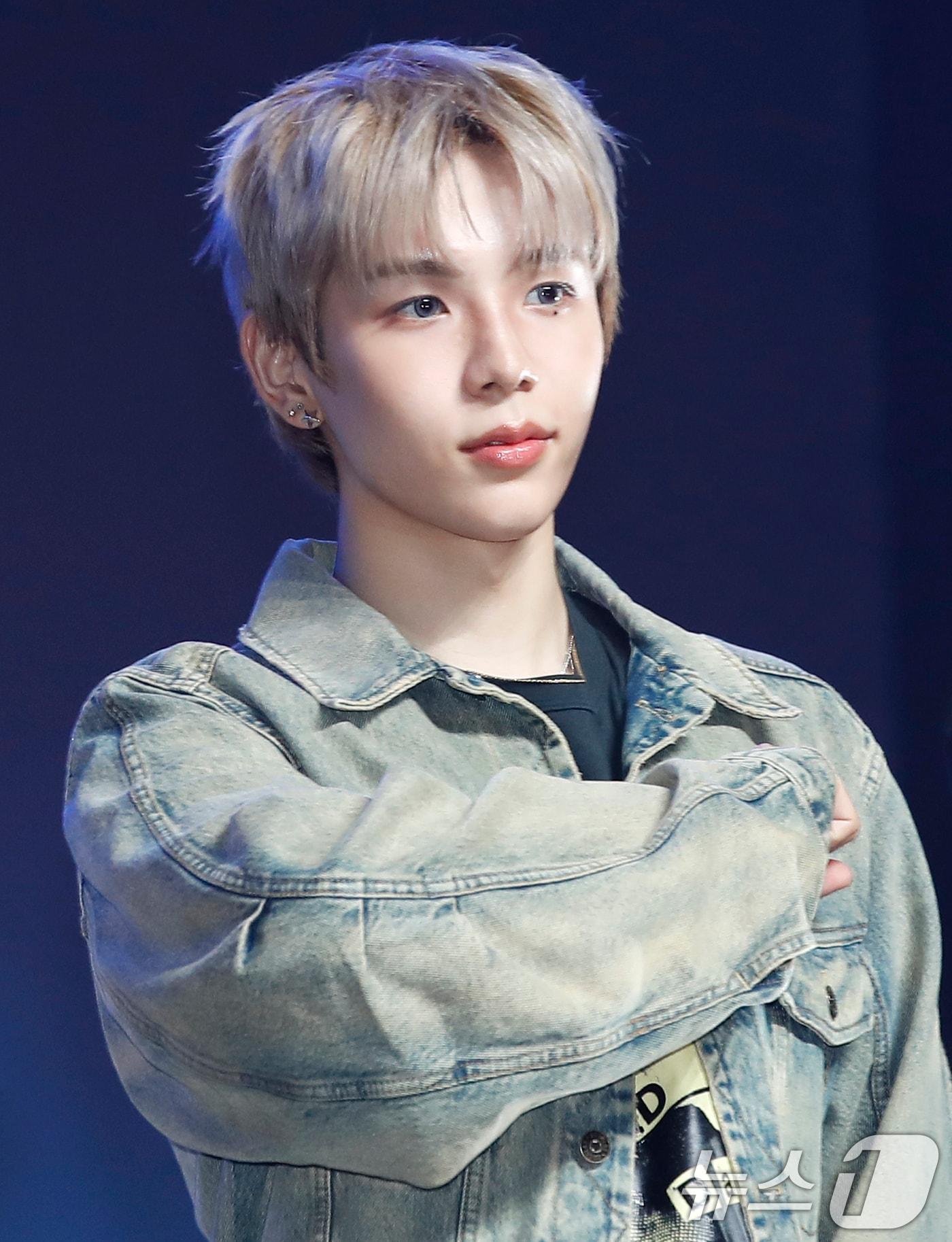 본문 이미지 - 그룹 라이즈 쇼타로가 27일 서울 한남동 블루스퀘어 마스터카드홀에서 가진 첫 미니앨범 '라이징(RIIZING)' 쇼케이스에서 포즈를 취하고 있다. 2024.6.17/뉴스1 ⓒ News1 권현진 기자