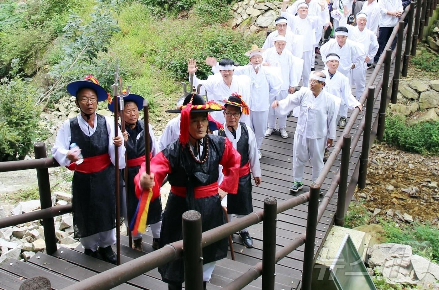 임진왜란 당시 왜군으로부터 목숨을 걸고 조선왕조실록을 지켜낸 정읍의 역사적 인물인 안의(安義)와 손홍록(孫弘祿)의 희생과 헌신을 기리기 위한 '이안행사'가 6월 22일 정읍 내장산 우화정 일원에서 열린다. 사진은 지난해 행사(정읍시 제공)2024.6.17/뉴스1 