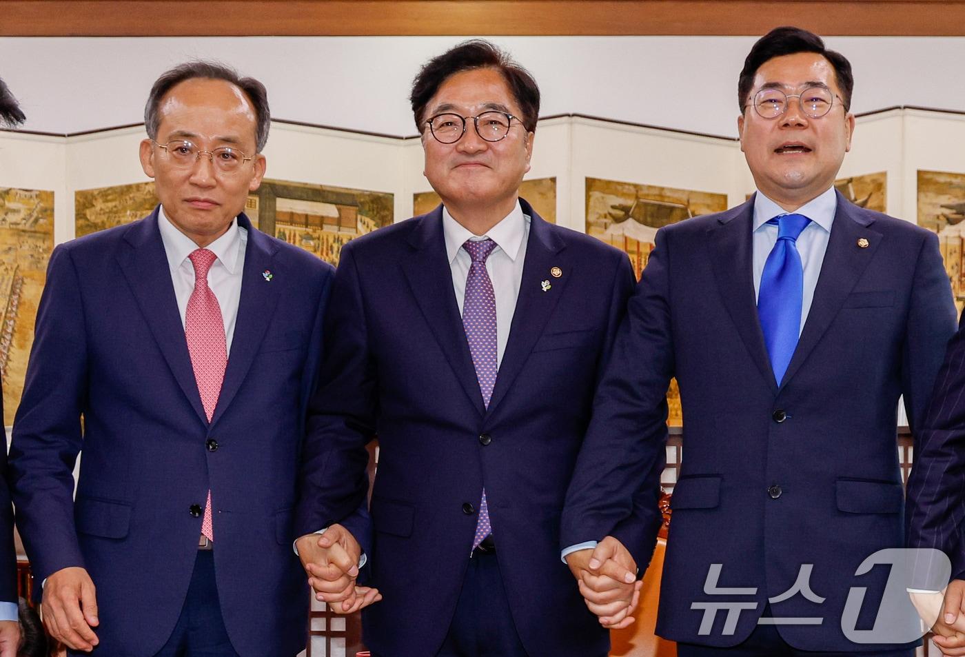 본문 이미지 - 추경호 국민의힘 원내대표(왼쪽부터), 우원식 국회의장, 박찬대 더불어민주당 원내대표가 17일 오후 서울 여의도 국회에서 원구성 논의 등을 위해 회동하고 있다. 2024.6.17/뉴스1 ⓒ News1 안은나 기자