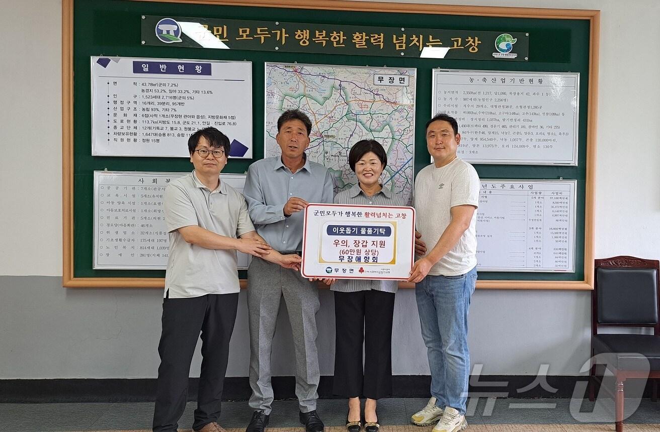 본문 이미지 -  고창군 무장애향회(회장 김남호·왼쪽 두번째)가 17일 무장면행정복지센터를 방문해 환경미화 종사자들을 위해 사용해 달라며 비옷과 작업용 장갑(60만원 상당)을 전달했다. 