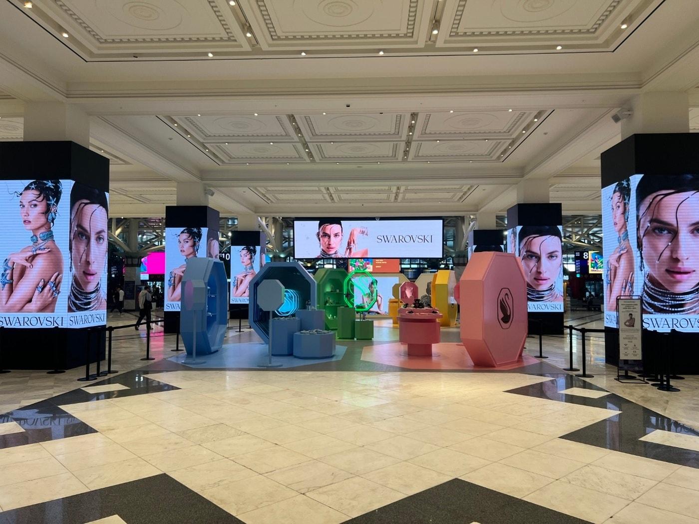 본문 이미지 - 신세계 강남점 1층 스와로브스키 팝업 매장 사진.(신세계백화점제공)