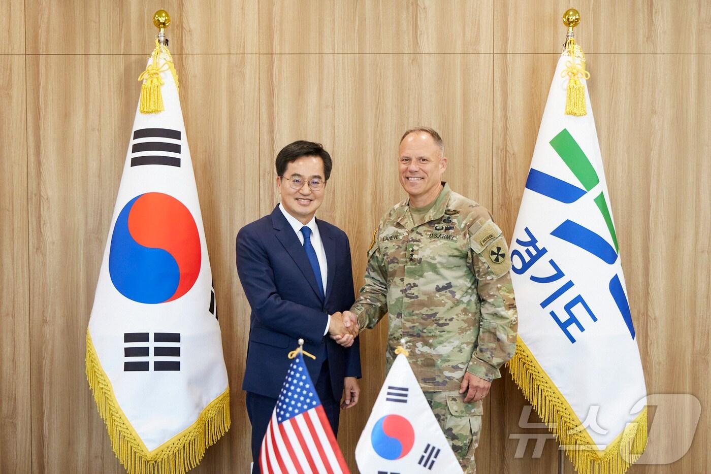 본문 이미지 - 17일 오후 경기도지사 집무실에서 김동연 경기도지사와 크리스토퍼 라니브(Christopher LaNeve) 신임 미8군사령관이 면담을 했다.(경기도 제공)