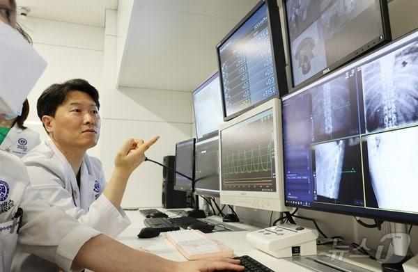 본문 이미지 - 금웅섭 연세암병원 중입자치료센터장이 조정실에서 중입자 조사 위치를 확인하고 있다. (병원 제공)