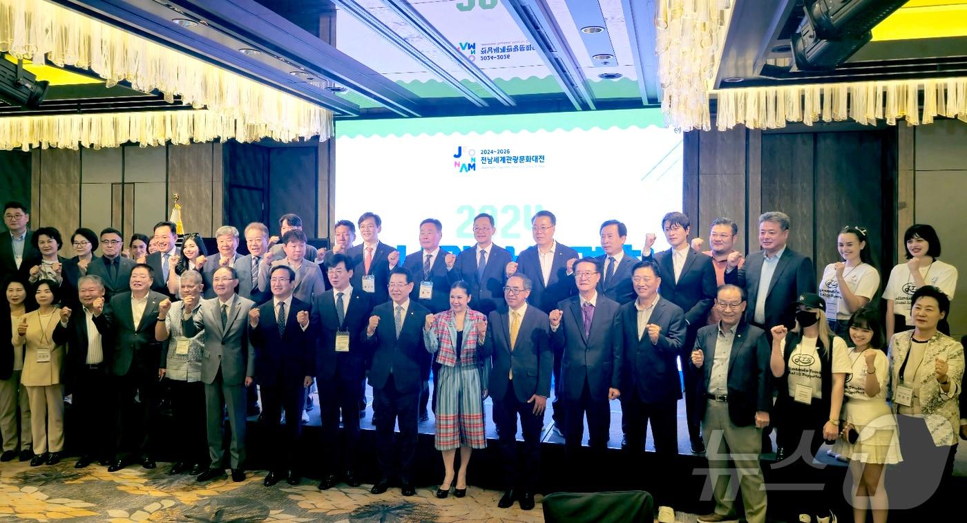 본문 이미지 - 김영록 전라남도지사가 17일 오후 서울 포시즌스호텔에서 전남 관광 활성화와 국내·외 관광객 유치를 위해 업무협약식을 마치고 참석자들과 기념촬영을 하고 있다.(전남도 제공) 2024.6.17/뉴스1