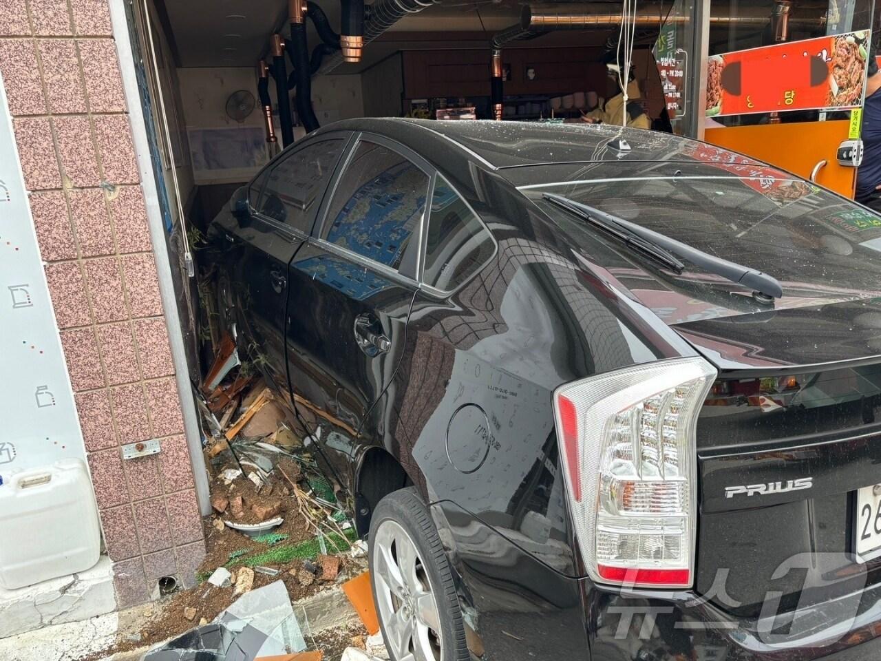 본문 이미지 - 17일 오후 2시 15분쯤 전남 여수시의 한 식당을 60대 후반 A 씨가 운전하는 승용차가 들이받는 사고가 발생했다. 사진은 사고 현장 모습.(여수소방서 제공) 2024.6.17/뉴스1
