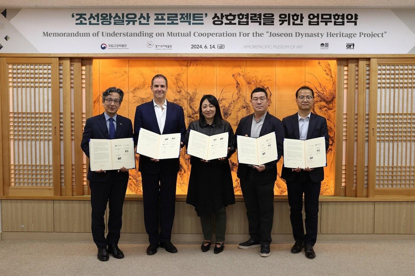 (왼쪽부터) 정용재 국립고궁박물관장, 크리스토프 하인리히(Christoph Heinrich) 덴버미술관장, 임수아 클리블랜드미술관 학예연구관, 전승창 아모레퍼시픽미술관장, 강명호 경기도자박물관장(아모레퍼시픽미술관제공)