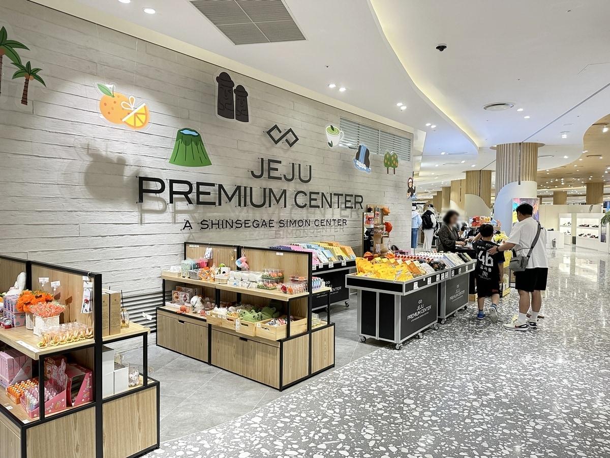 본문 이미지 - 신세계사이먼 제주 프리미엄 전문점에서 제주지역 특산품을 판매하는 몬딱마켓 매장 전경(신세계사이먼 제공). 